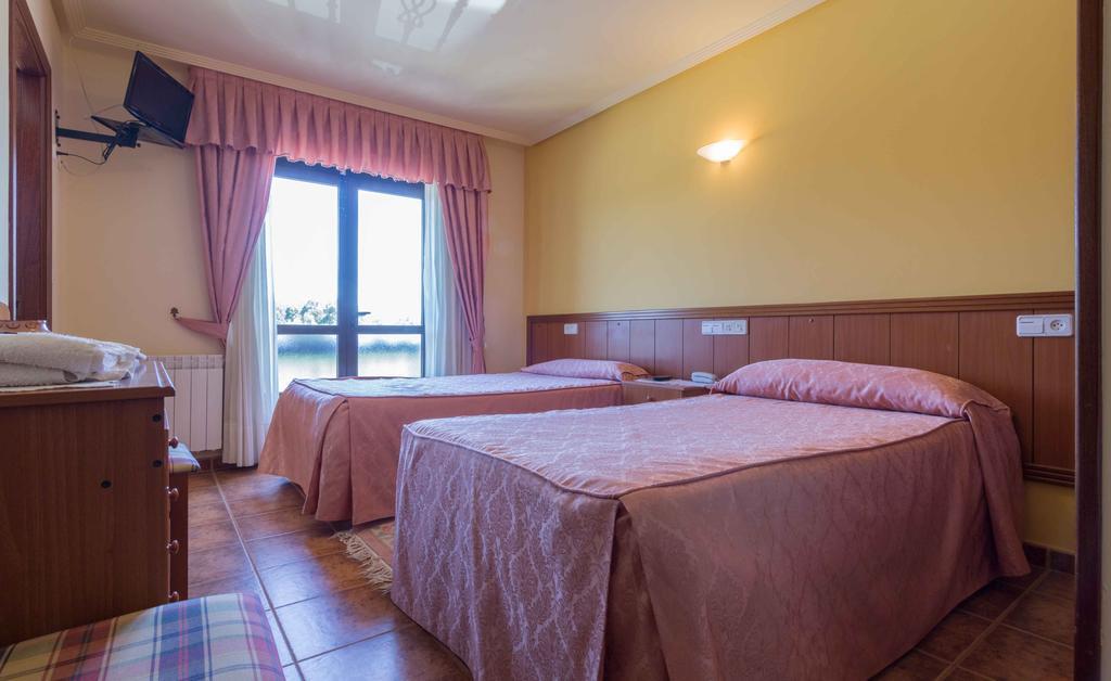 Hostal Restaurante O'Cadaval Frades Ngoại thất bức ảnh